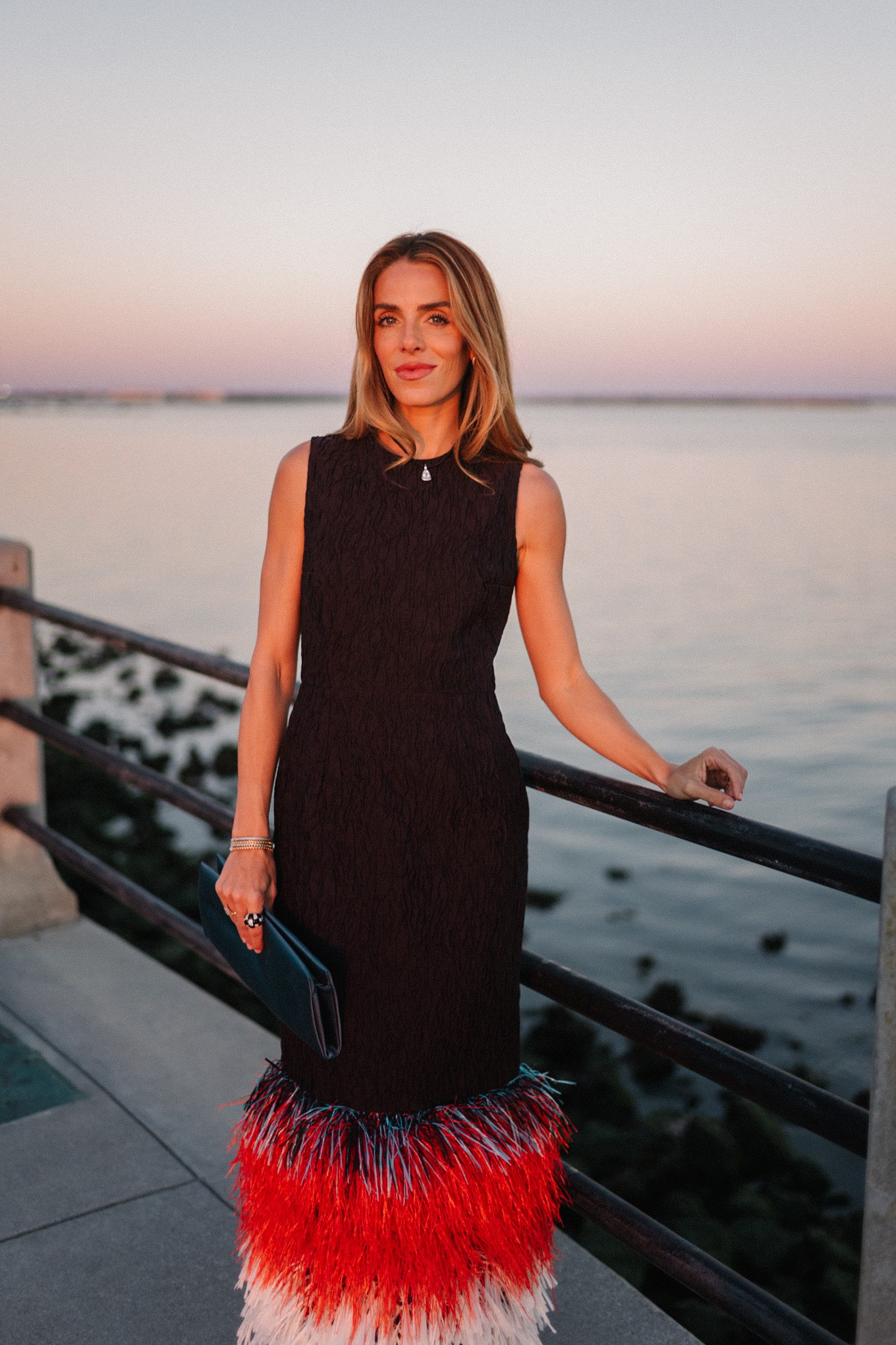 Robe midi noire à plumes, escarpins argentés