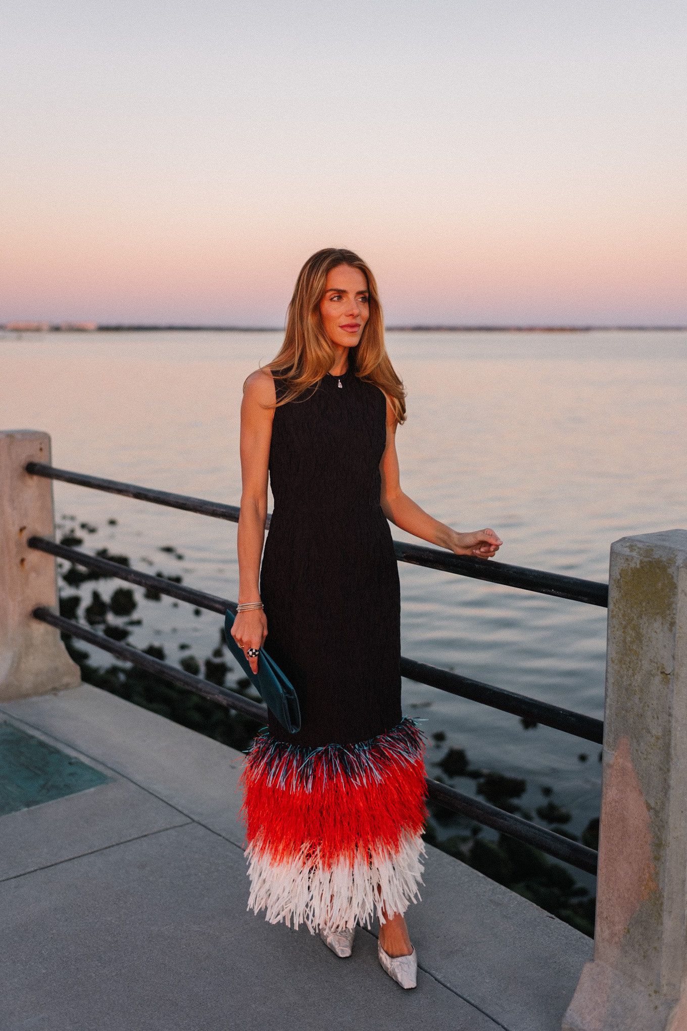 Robe midi noire à plumes, escarpins argentés