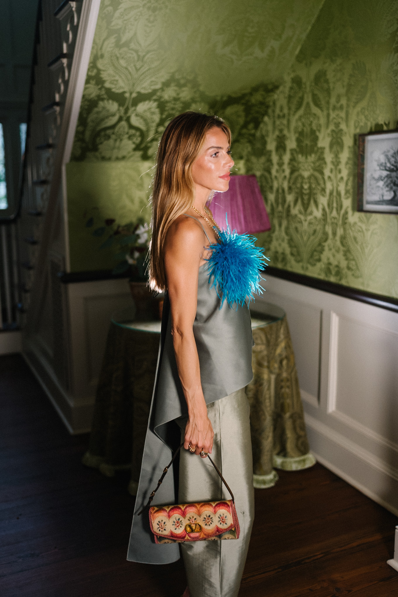 Débardeur vert, pantalon en taffetas vert, broche plume bleue