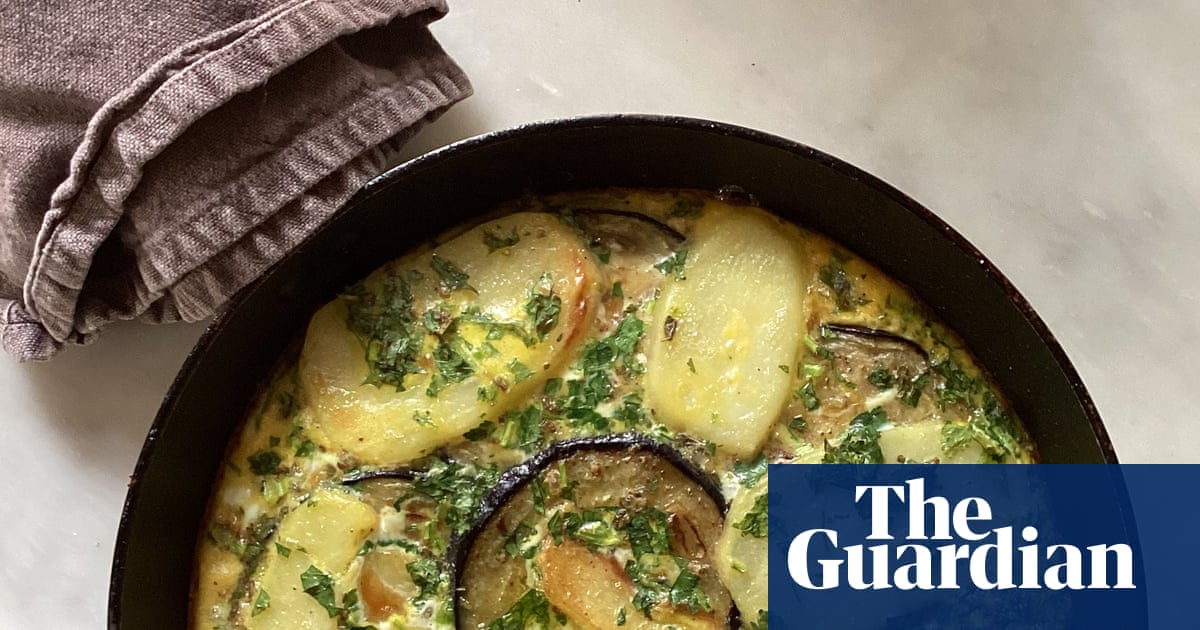 La recette de Rachel Roddy pour le tortino alla fiorentina avec pommes de terre, aubergines et herbes | Manger