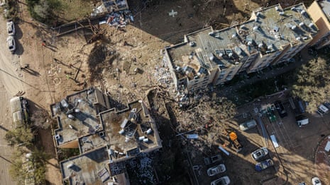 Des images de drone montrent les dégâts causés à deux villes israéliennes après les attaques de missiles iraniens – vidéo