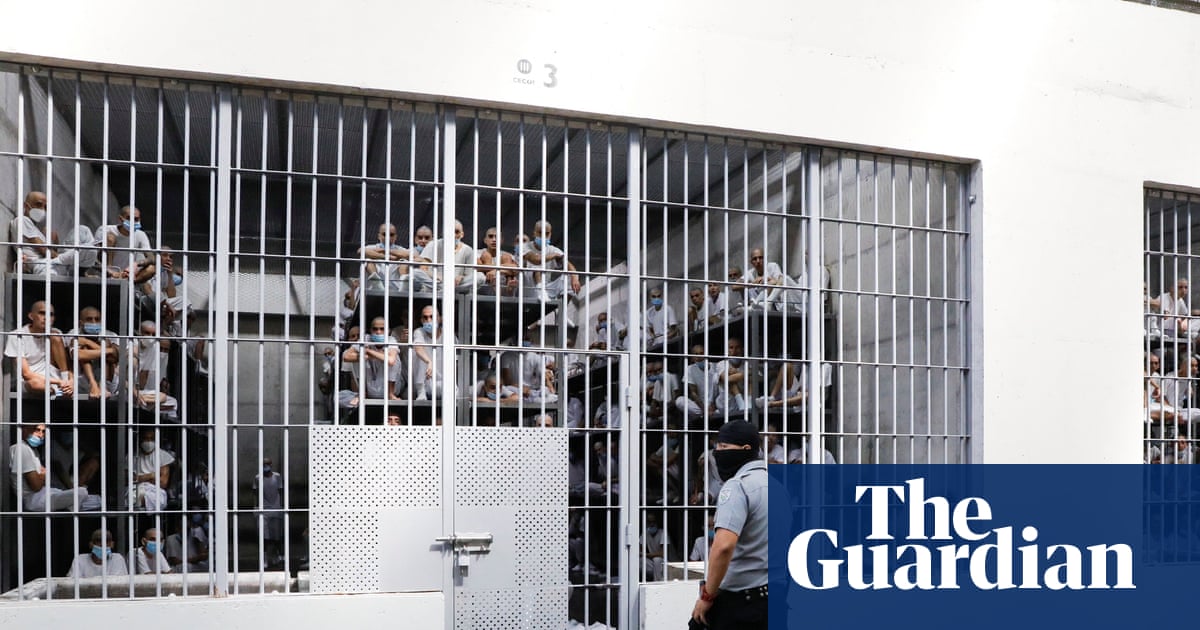 Les Vénézuéliens expulsés par les États-Unis signalent de nouvelles allégations de torture et de mauvais traitements dans la méga-prison du Salvador