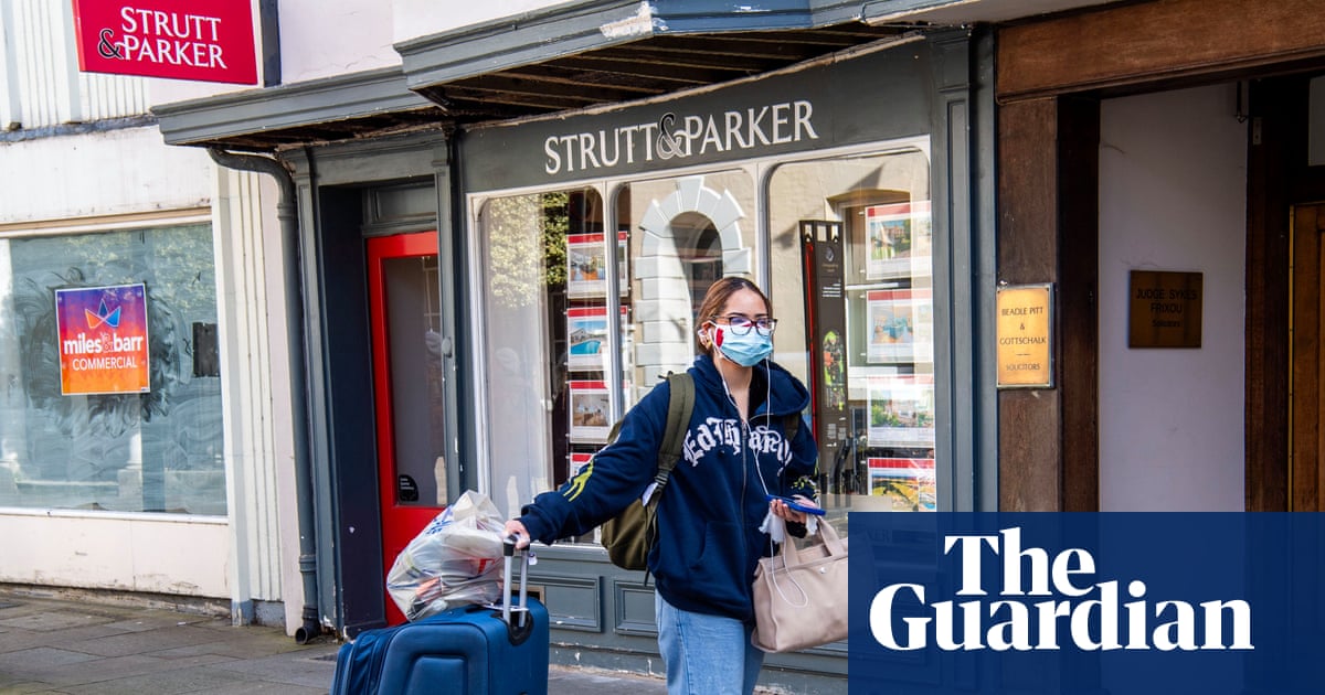 « C'est comme Covid II » : les résidences étudiantes de Canterbury restent vides en raison de la peur de la méningite | méningite