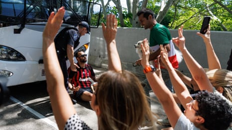 Des manifestants tentent de bloquer un bus alors que l'équipe féminine iranienne de football quitte l'hôtel de la Gold Coast – vidéo