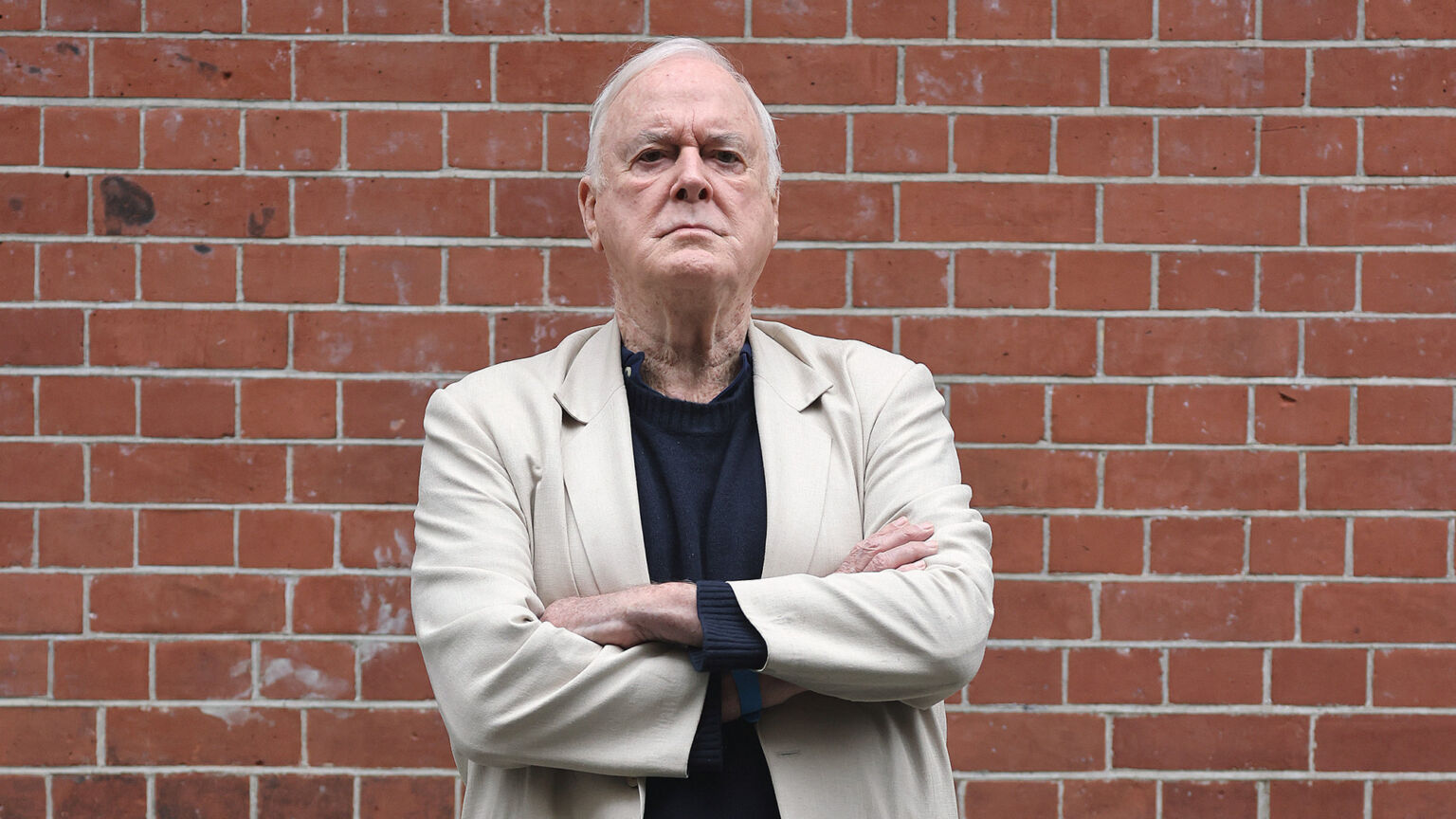 John Cleese se retourne-t-il ?