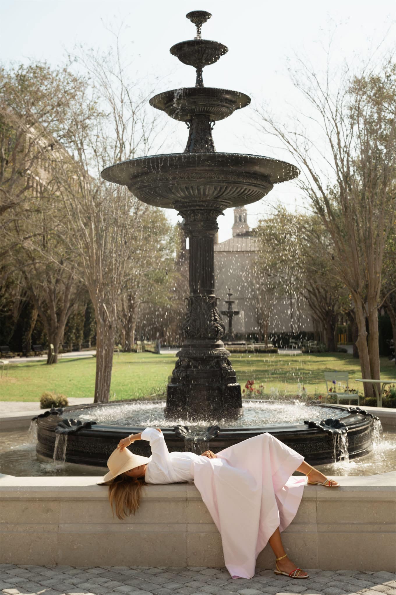 chemisier blanc, jupe longue rose, sandales en cuir colorées