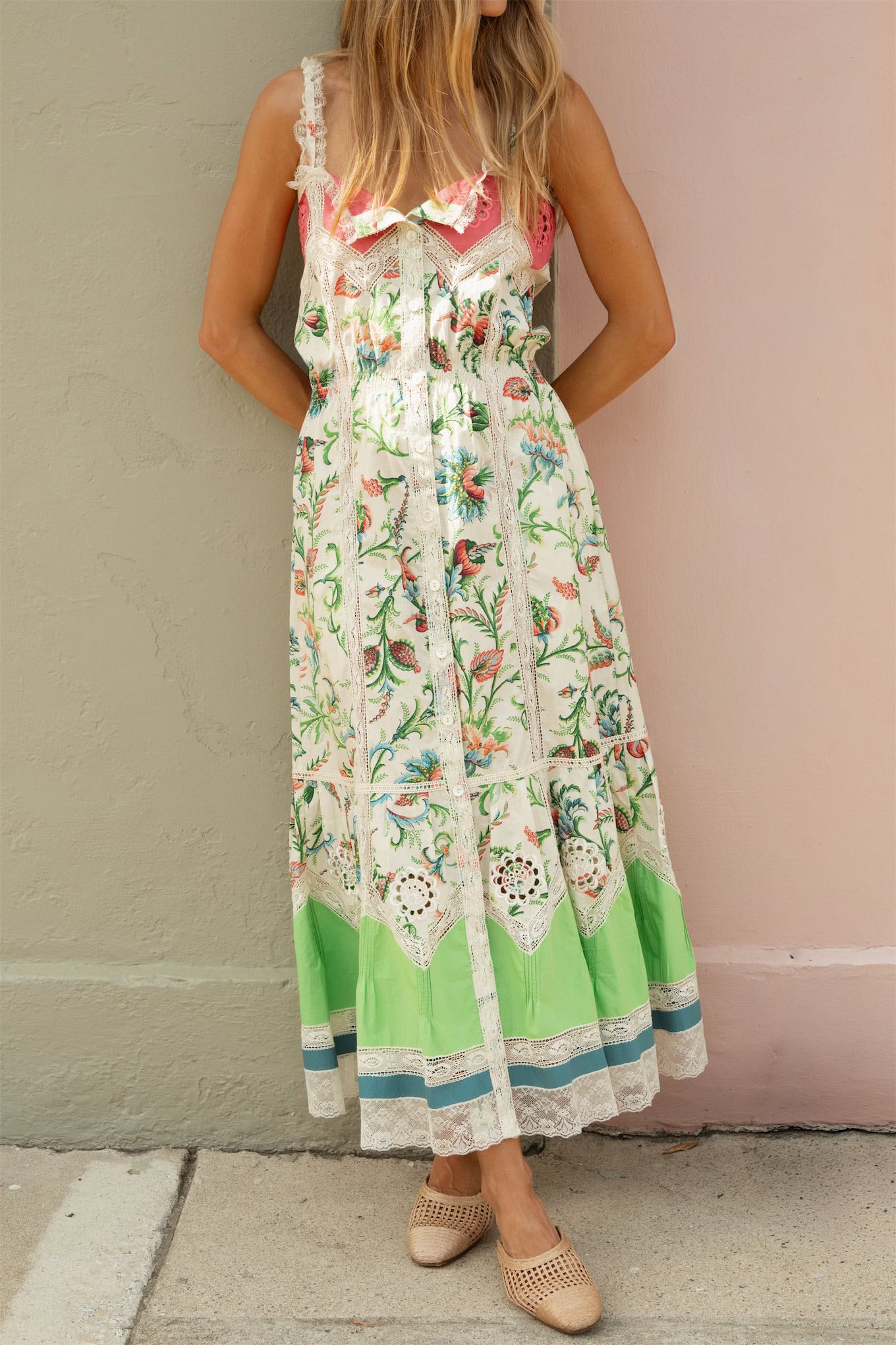 Robe longue fleurie avec mules en rotin