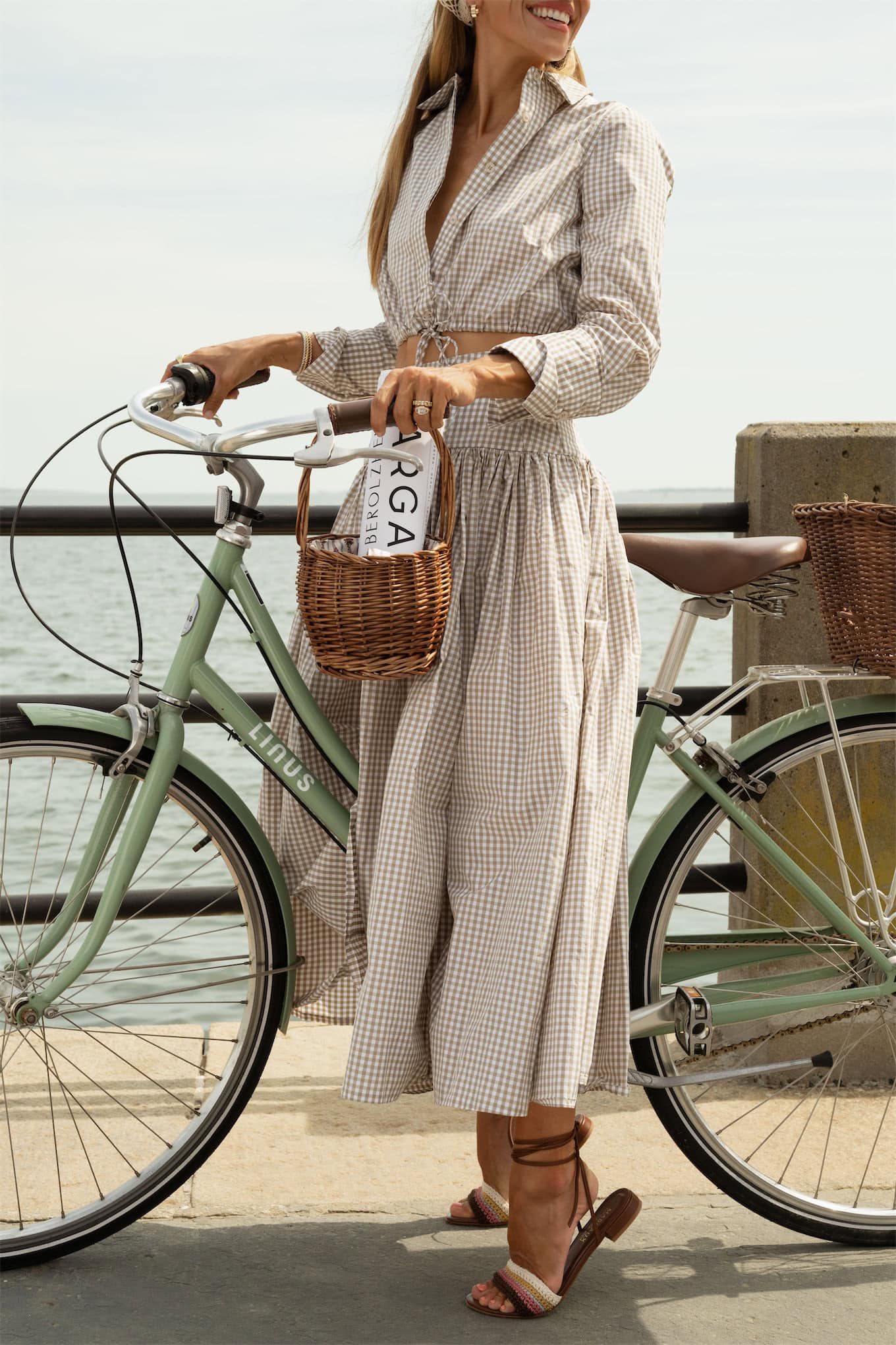 Ensemble deux pièces rayé de sandales à lanières en crochet arc-en-ciel en cuir marron