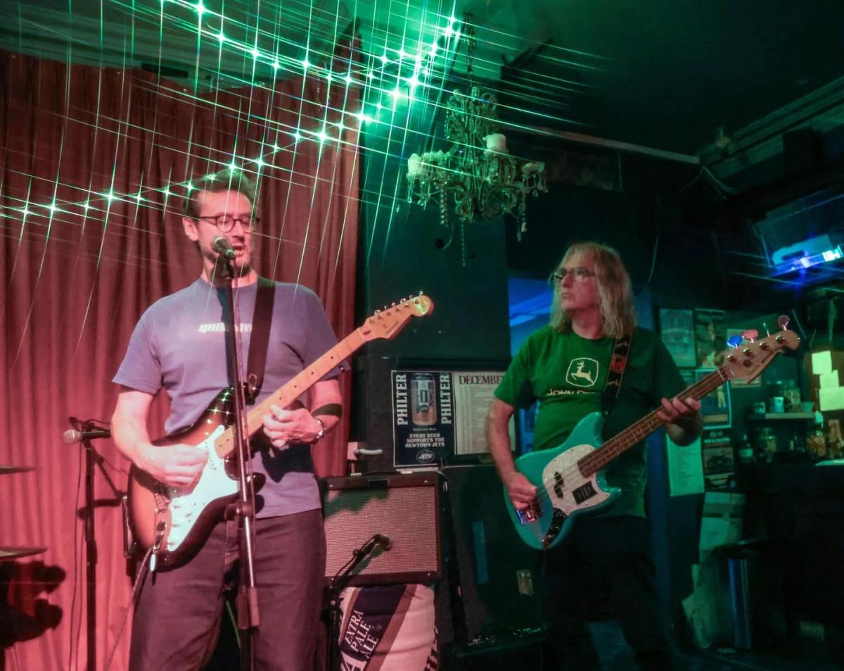 “Invisible Ink” des Night Packers brille de sensibilité pop et d'humour ironique. – Mafia de la banquette arrière