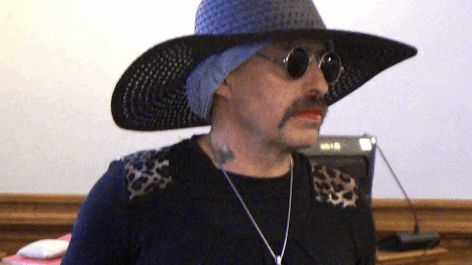 Un néo-nazi peut-il « s’identifier » comme étant Anne Frank ?