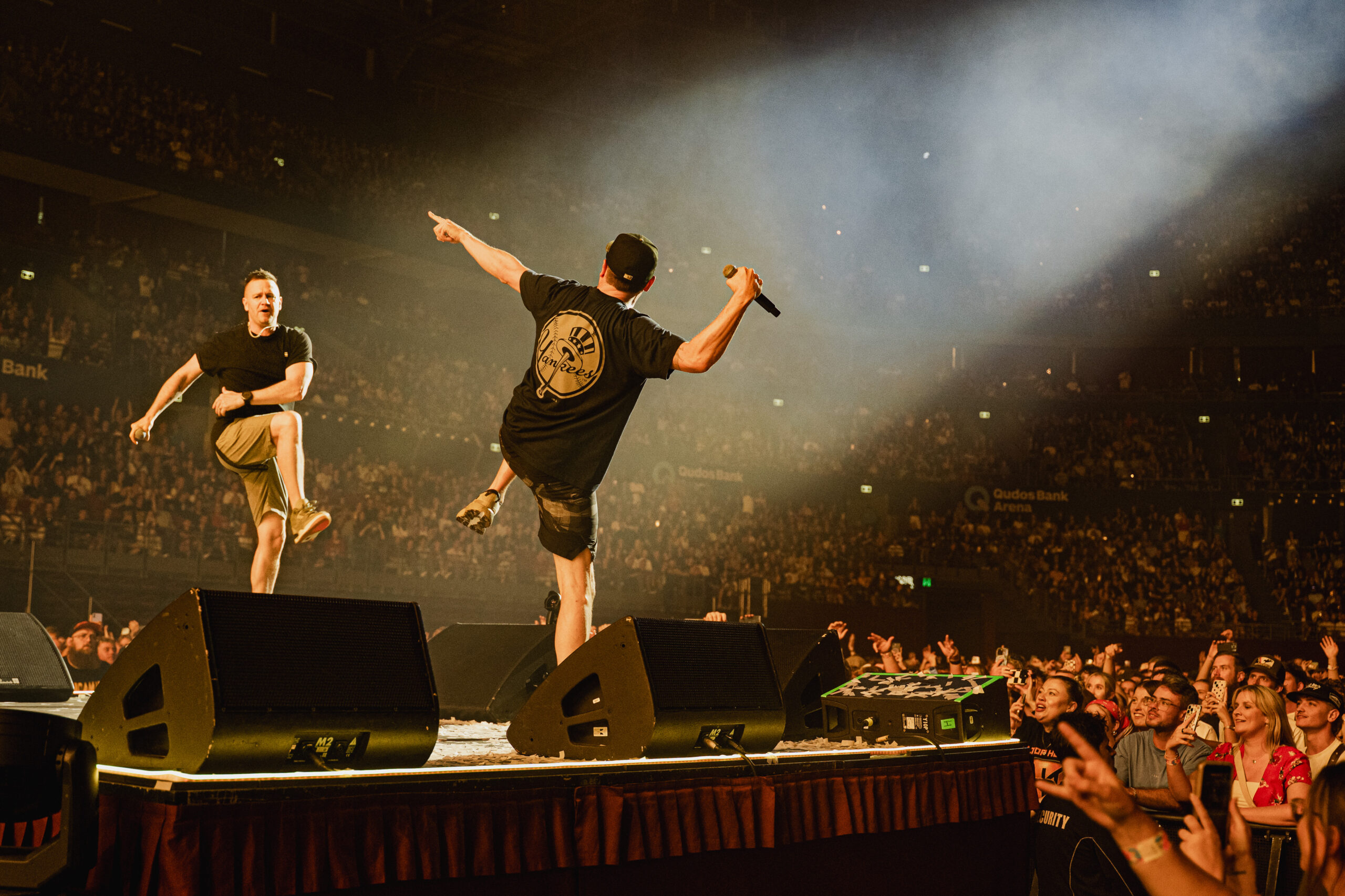 La musique australienne célébrée alors que les Hilltop Hoods remplissent les arènes des décennies après leurs débuts – Qudos Bank Arena, Eora Land/Sydney, 28/02/26 – Backseat Mafia