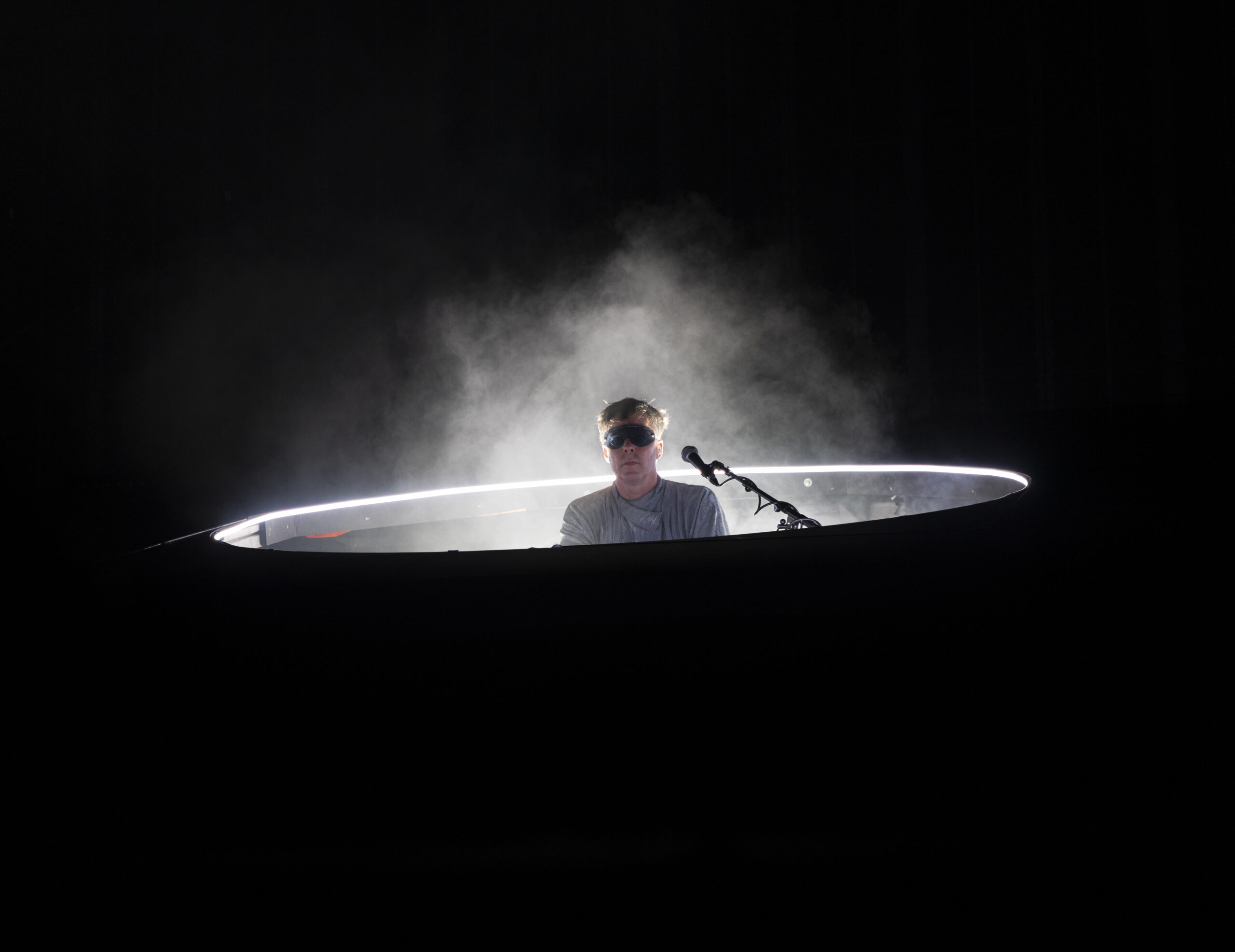 Basement Jaxx transforme le parvis de l'Opéra de Sydney en un carnaval de danse au néon – Backseat Mafia