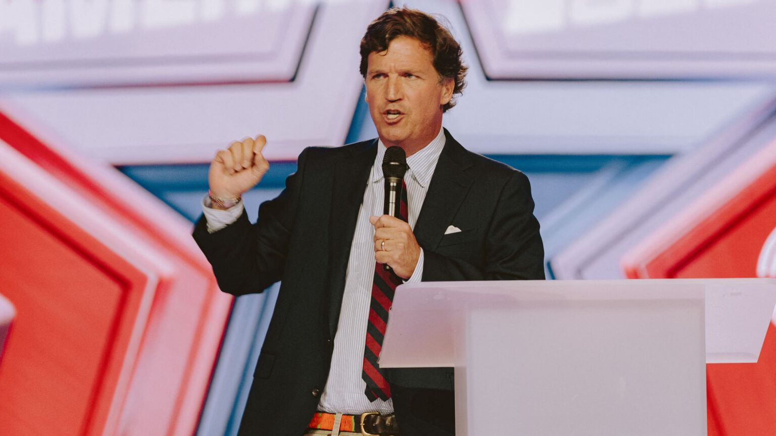 L'éloge dégoûtant de Tucker Carlson pour la tyrannie de la charia