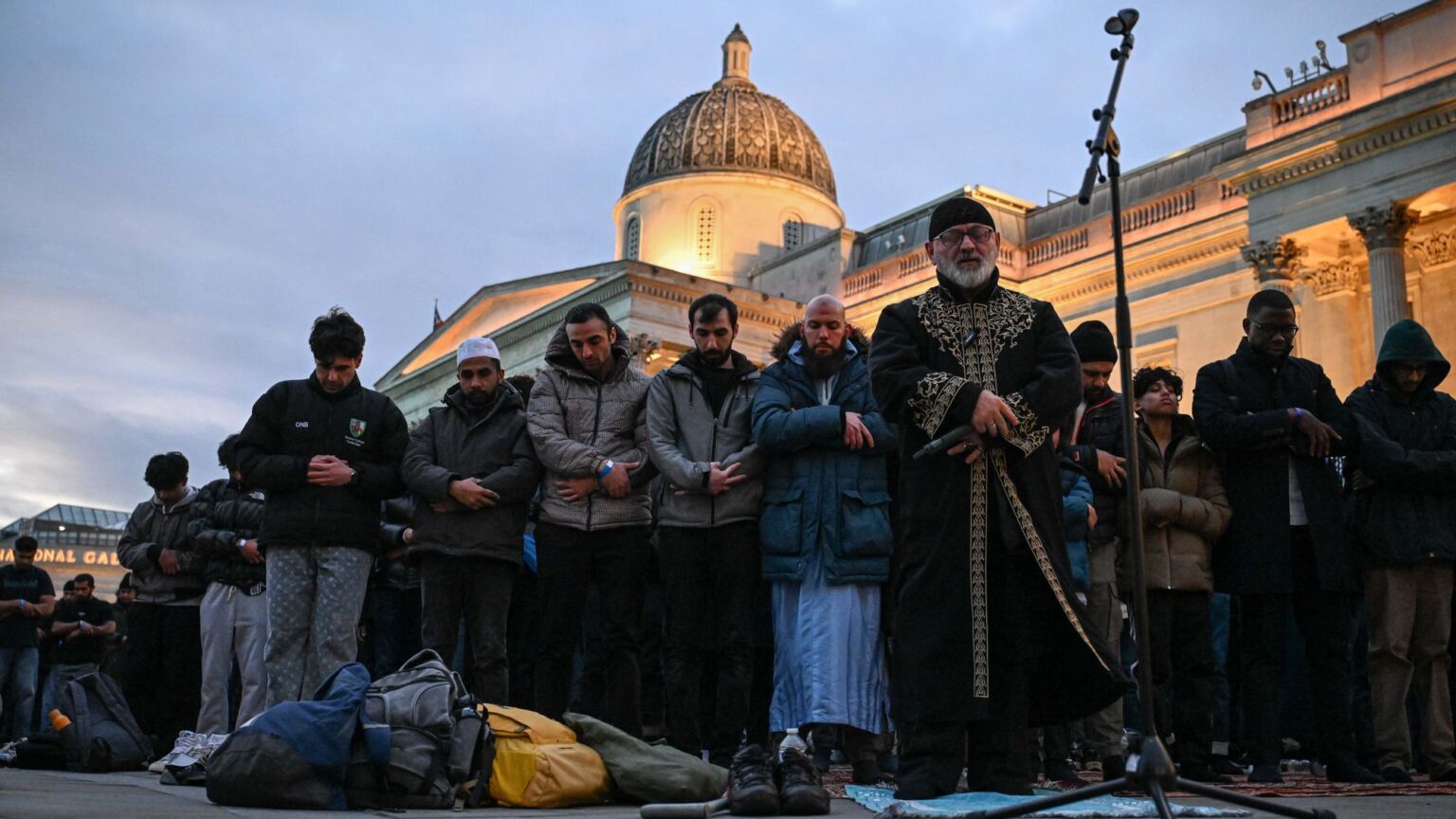 Les racines islamistes de ces rituels de prière de masse