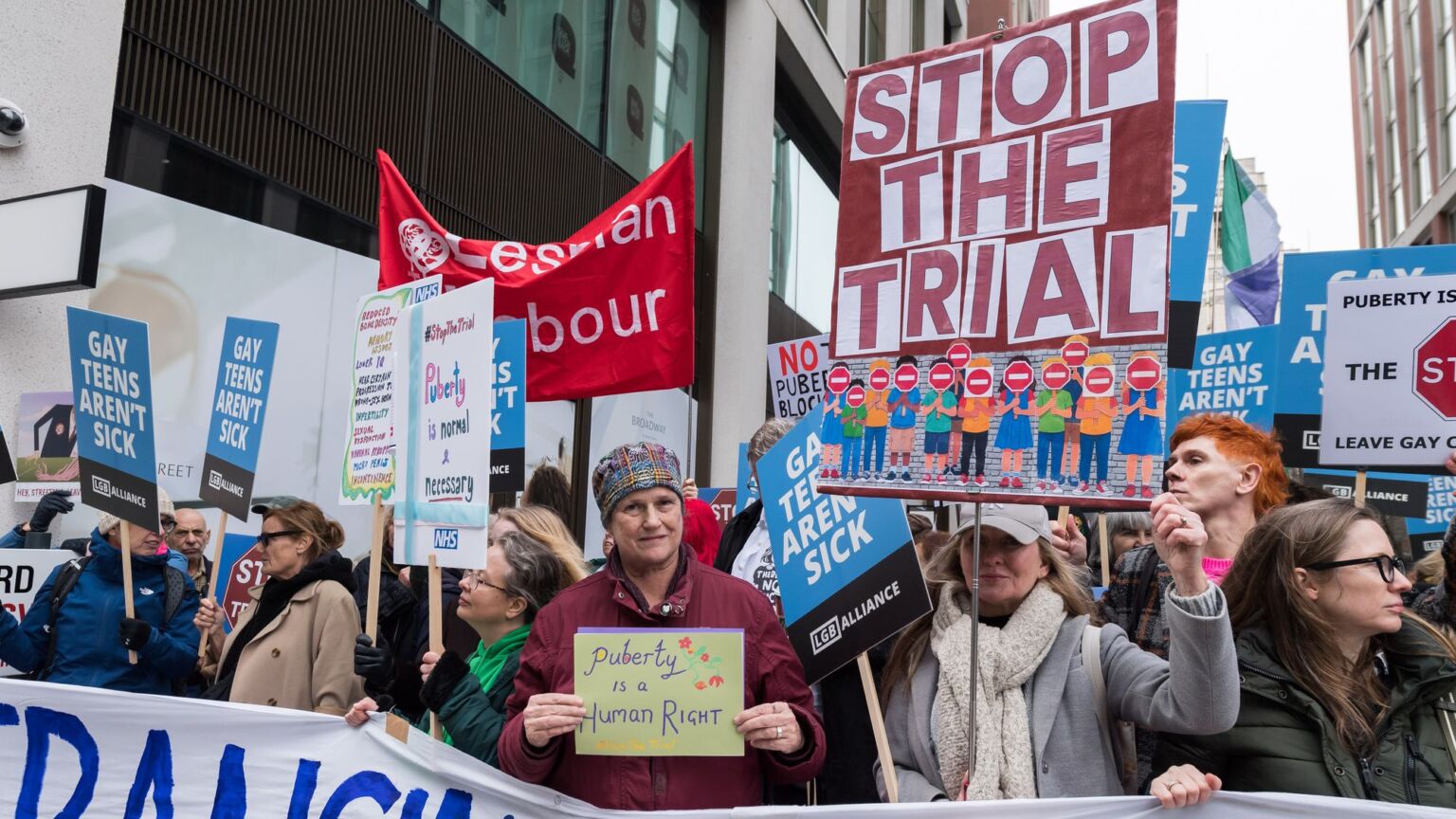 Les députés ne peuvent pas rester silencieux face à cette expérience grotesque sur les enfants