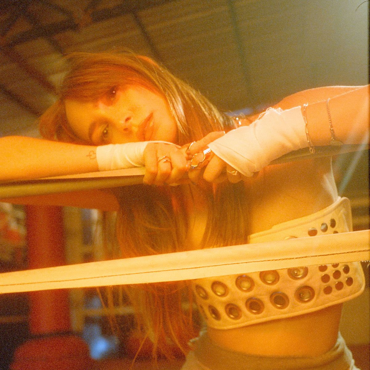 LØLØ canalise le chagrin numérique sur le nouveau single « The Punisher » – Backseat Mafia