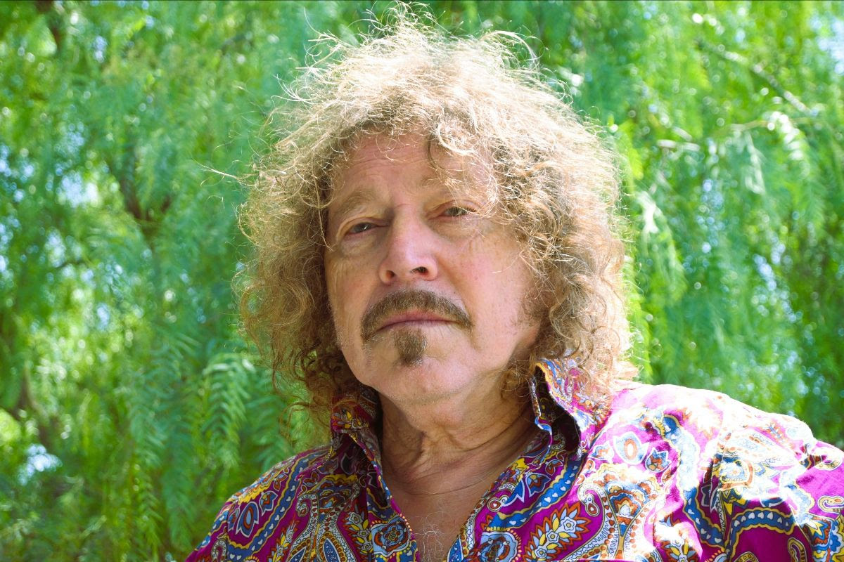 Le légendaire Kim Salmon et le groupe Smoked Salmon sortent le single sauvage et désespéré “Freudian Slipper” et la nouvelle d'une mini-tournée solo avant le nouvel album “Totally Sick”. – Mafia de la banquette arrière