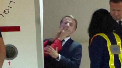 Moment, als Macron bei der Landung in Vietnam von seiner Frau ins Gesicht gestoßen zu werden scheint – Video
