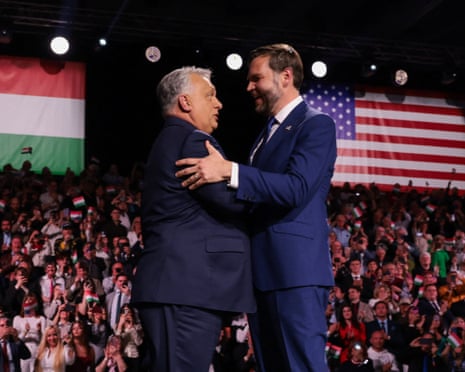 US-Vizepräsident JD Vance (r.) und der ungarische Premierminister Viktor Orbán geben sich während einer Wahlkampfveranstaltung im MTK Sportpark in Budapest, Ungarn, auf der Bühne die Hand.