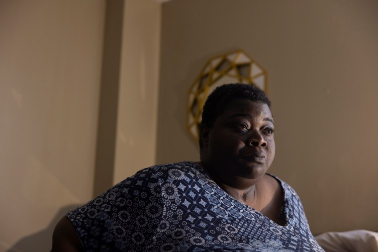 Un gros plan d’une femme regardant hors de la caméra. 