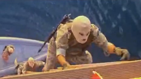 Des images montreraient les forces iraniennes saisissant deux navires dans le détroit d’Ormuz – Vidéo