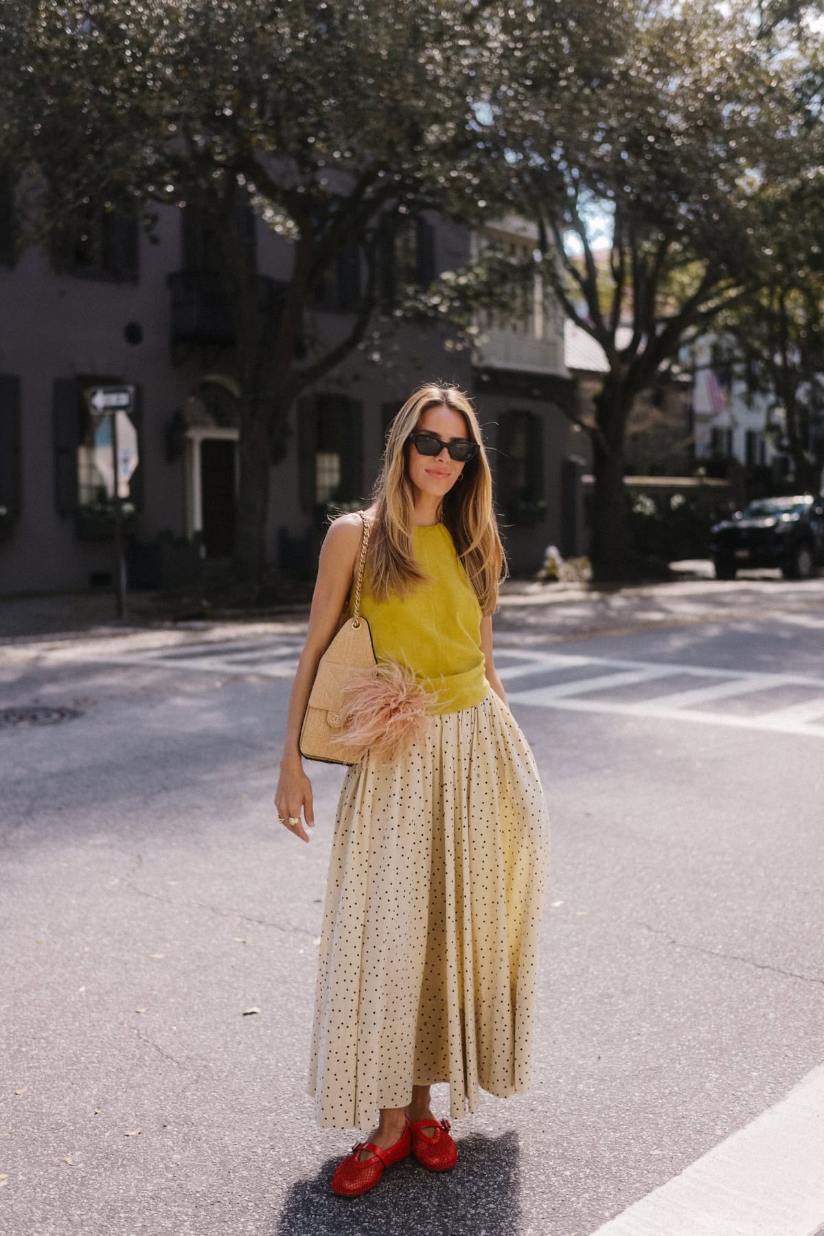 Haut dos nu chartreuse, jupe longue à pois crème, chaussures plates en résille rouge