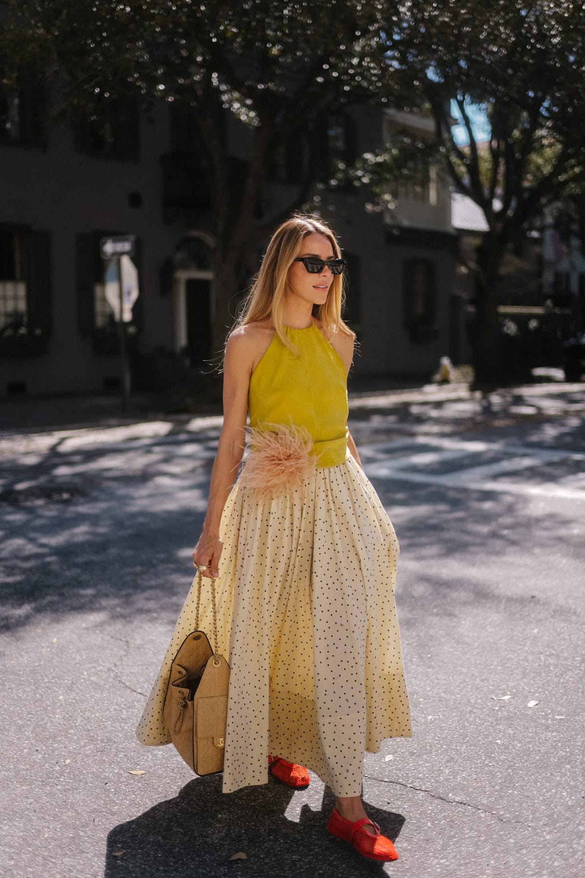 Haut dos nu chartreuse, jupe longue à pois crème, chaussures plates en résille rouge
