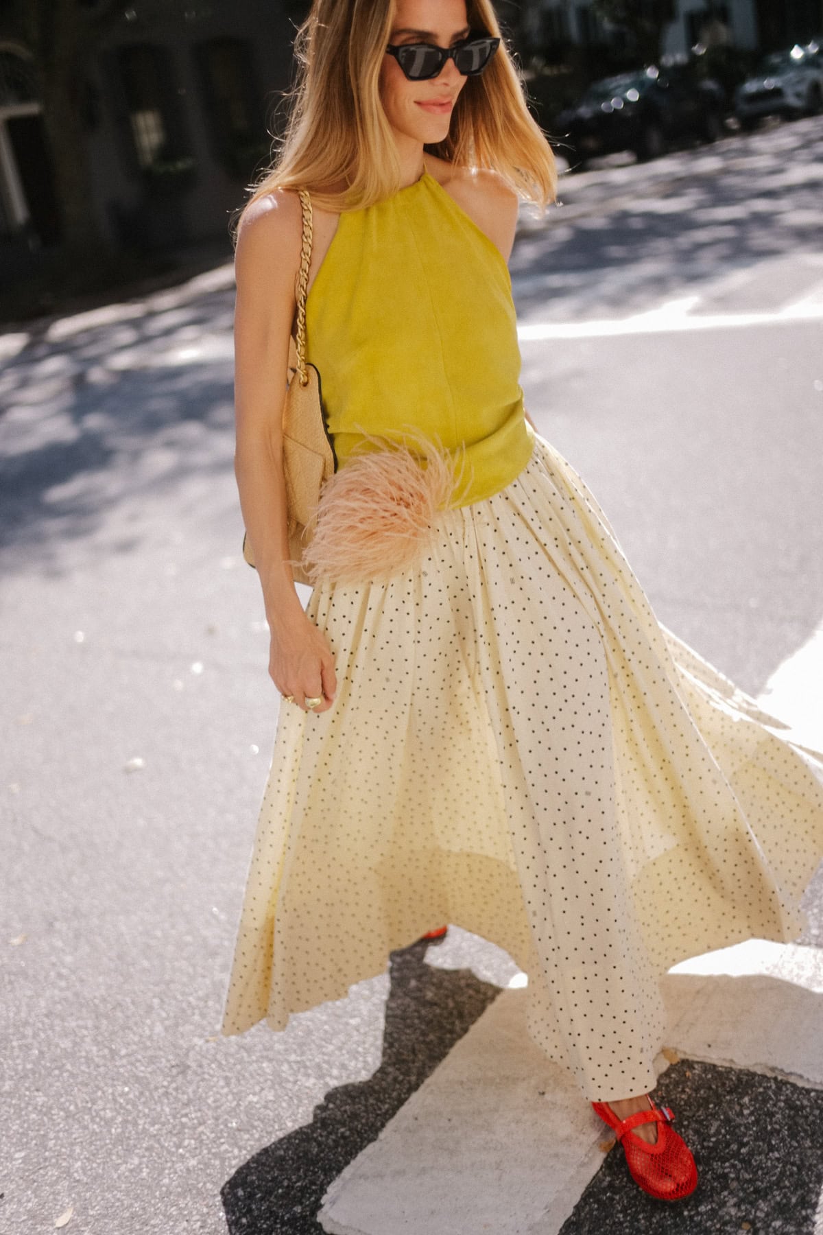 Haut dos nu chartreuse, jupe longue à pois crème, chaussures plates en résille rouge