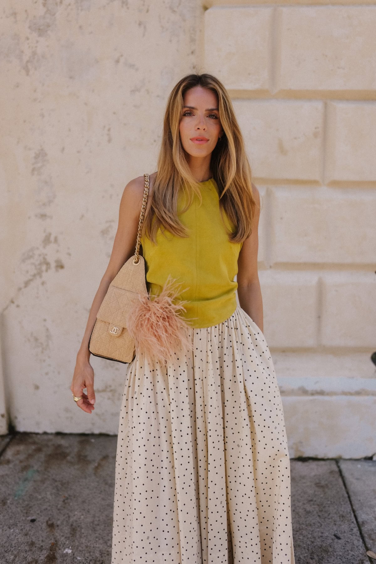 Haut dos nu chartreuse, jupe longue à pois crème, chaussures plates en résille rouge