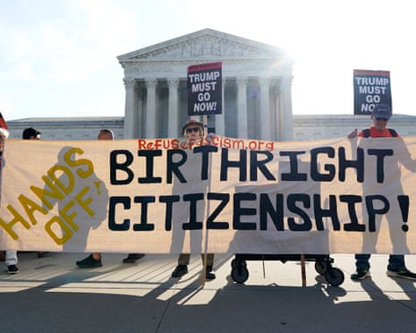 Le 1er avril 2026, des personnes manifestent devant la Cour suprême des États-Unis avant les audiences dans l'affaire Trump contre Barbara pour décider si le décret du président Trump abolissant la citoyenneté primaire est constitutionnel.