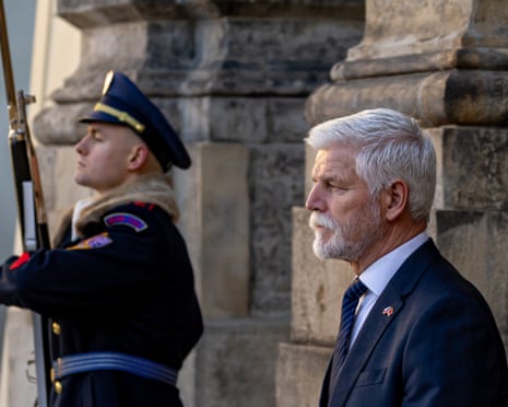 Pavel steht neben einem Soldaten
