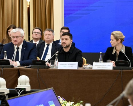 Le président ukrainien Volodymyr Zelensky participe à la réunion informelle des ministres des Affaires étrangères de l'UE à Kiev, en Ukraine.