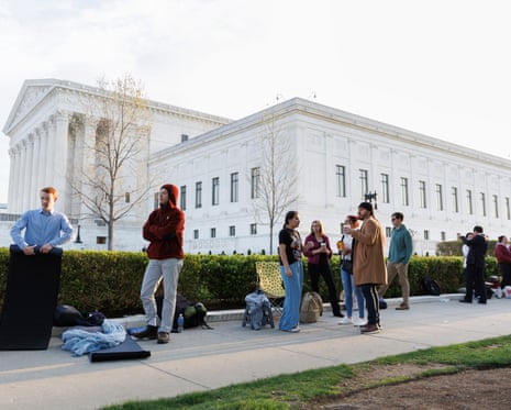 Les visiteurs font la queue pour entrer dans la Cour suprême avant l’arrivée du président Donald Trump, le 1er avril 2026.