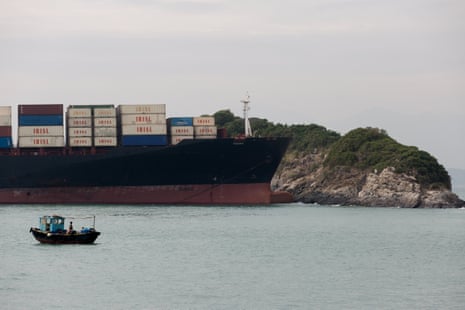 Das Containerschiff Touska blieb stecken, nachdem es am 6. November 2017 in der Nähe von Ap Lei Chau in Hongkong, China, auf eine Insel gefahren war.