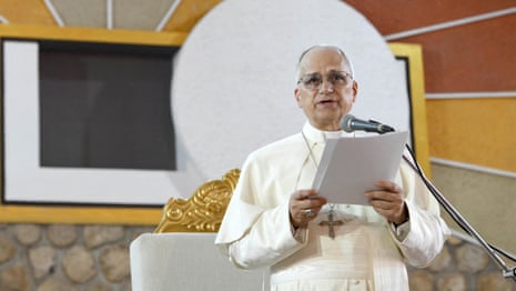 Le pape Léon déplore que le monde soit gouverné par des « tyrans » après les attaques de Trump – vidéo