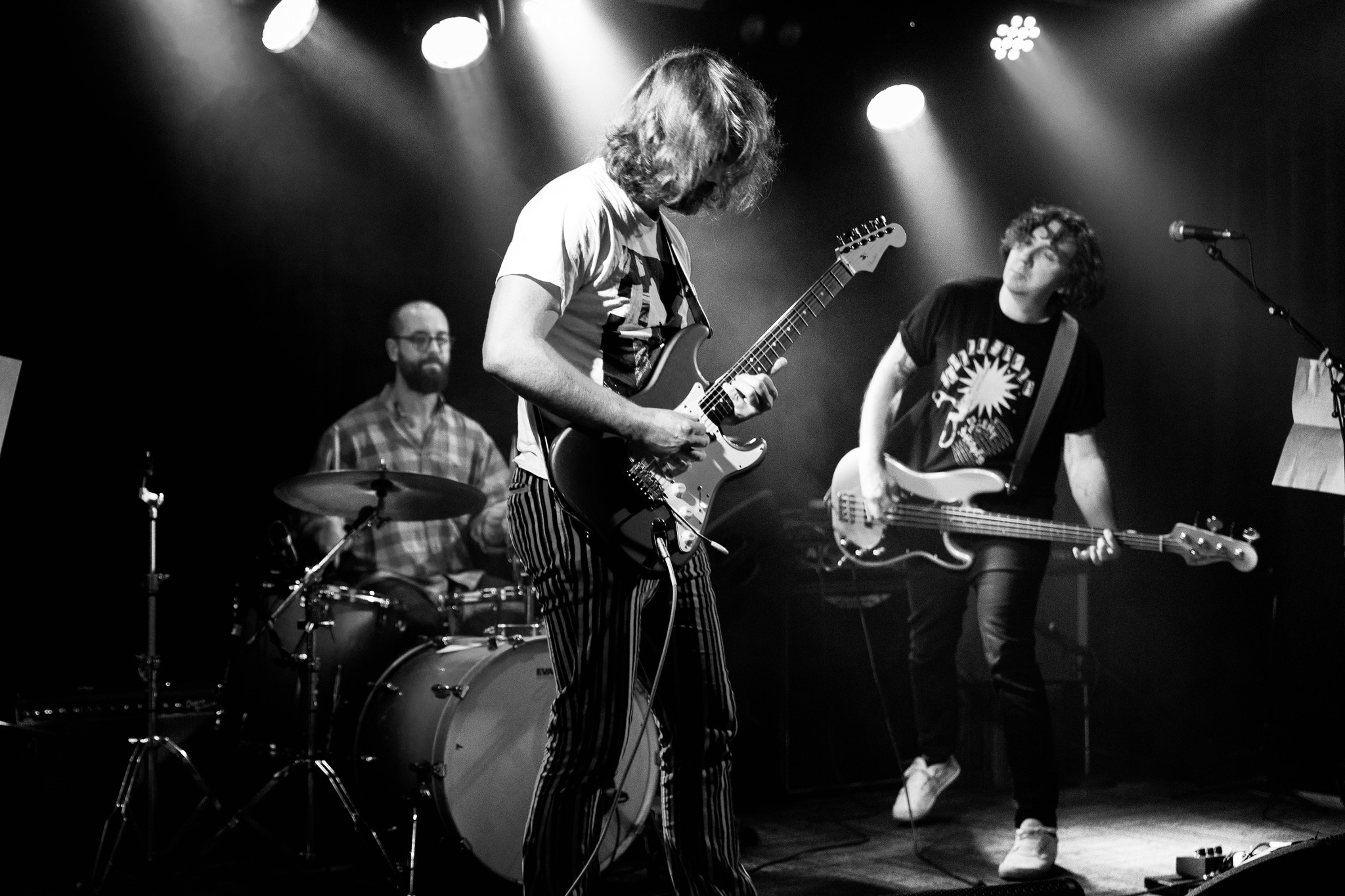 “Critique de l'album : Snailgun dévoile son superbe premier album 'Glass Walls' avant les dates de live”.