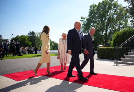 Donald Trump et le roi Charles III sont entrés lundi à la Maison Blanche à Washington devant leurs épouses Melania Trump et la reine Camilla.