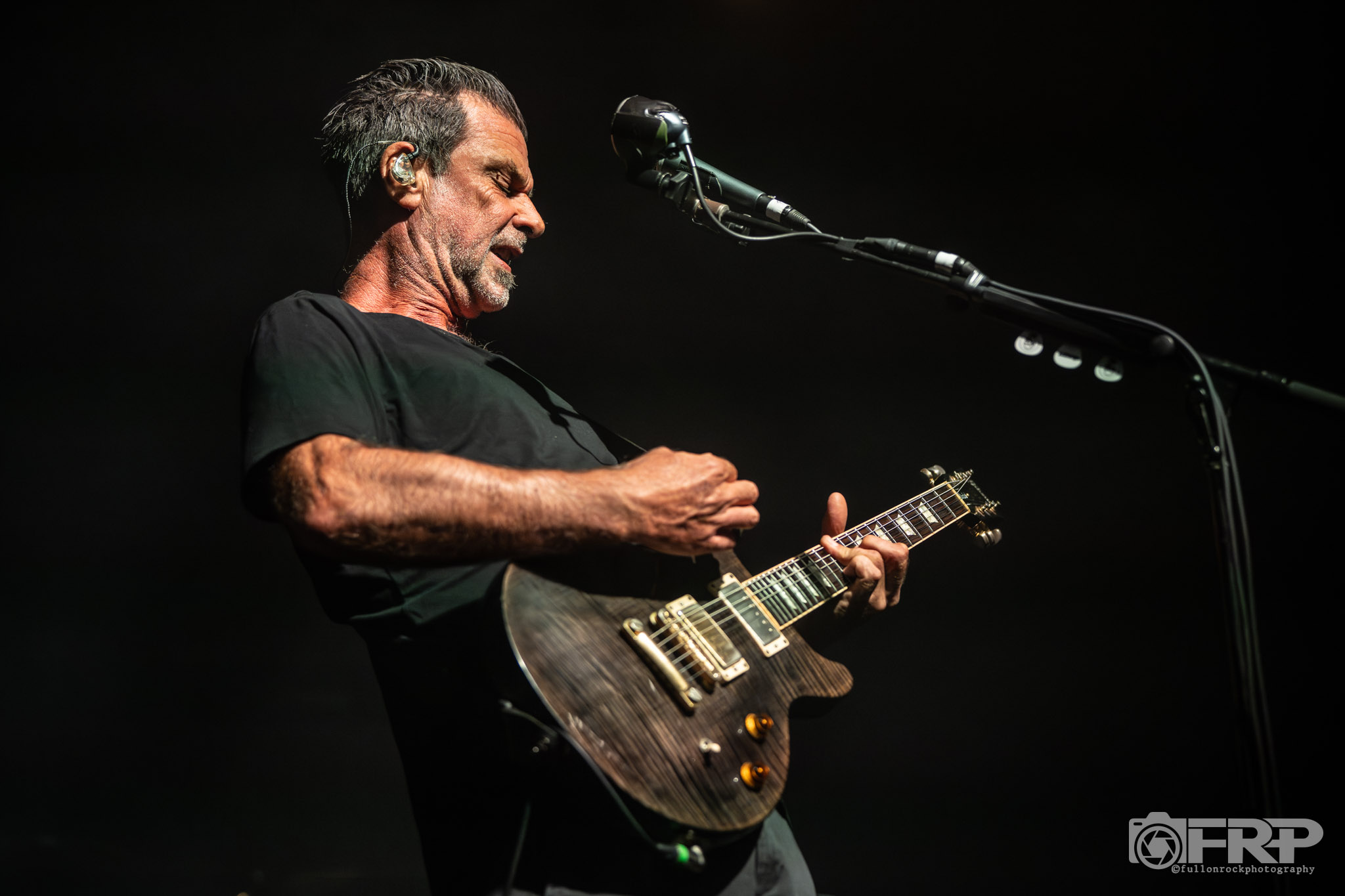 Revue en direct + galeries de photos : Cog met l'ambiance lors d'une froide soirée de Hobart au théâtre Odeon 17/04/2026