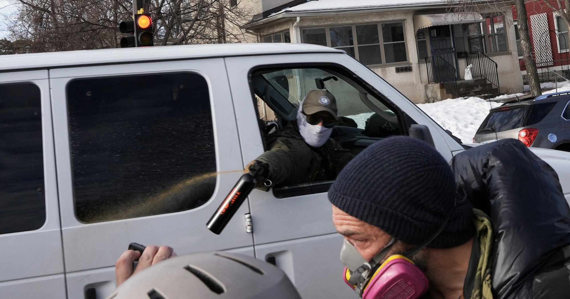 Un manifestant a lancé une boule de neige. Les agents fédéraux ont répondu avec des gaz lacrymogènes et des balles au poivre. —ProPublica