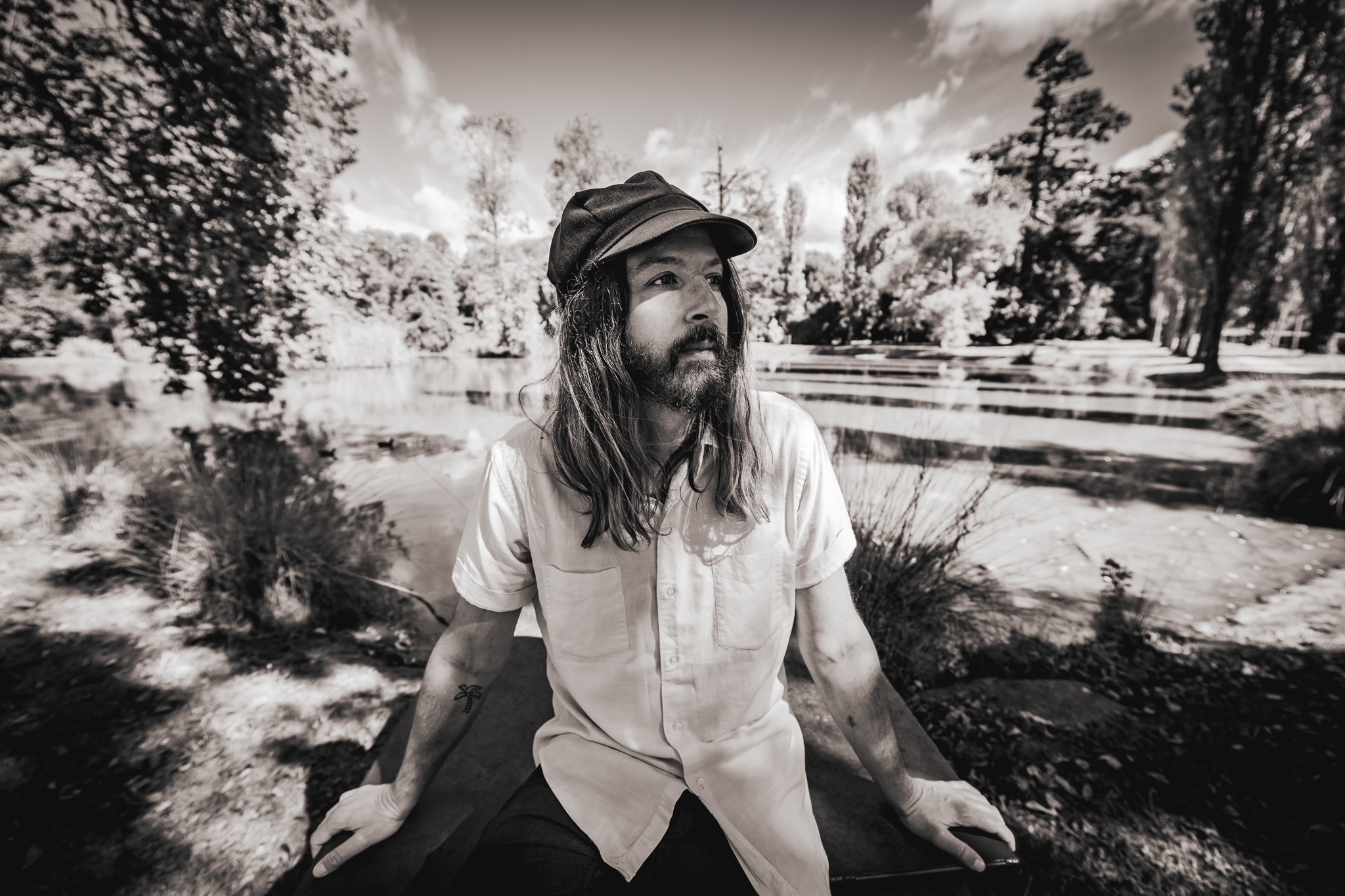 Première : In an LA Mood – le projet solo de Davie Mudie (Super American Eagle, ancien groupe d'Immigrant Union & Courtney Barnett) dévoile un nouveau single trippant « Canal Twanging » avant la sortie de l'album.