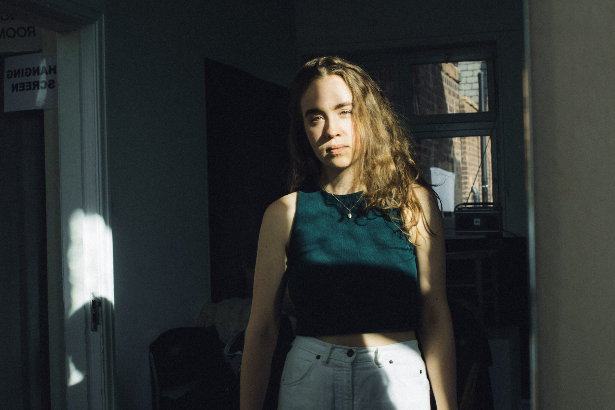 EP Review : L'artiste suisse Lynn Dossenbach, basée à Liverpool, sort “Combination” – une collection de pop mélodique ardente