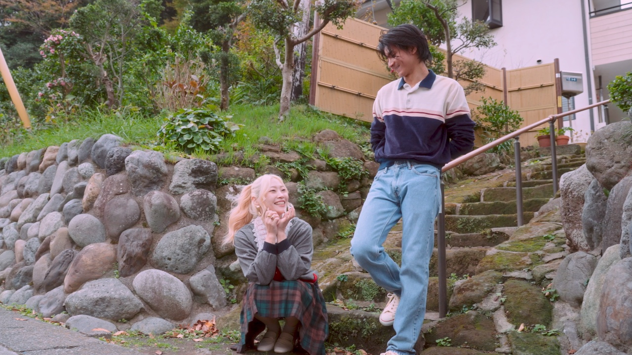 ^ “Futurcop!”. Revient avec le magnifique nouveau single « I'm Missing You », accompagné de nouveaux visuels nostalgiques