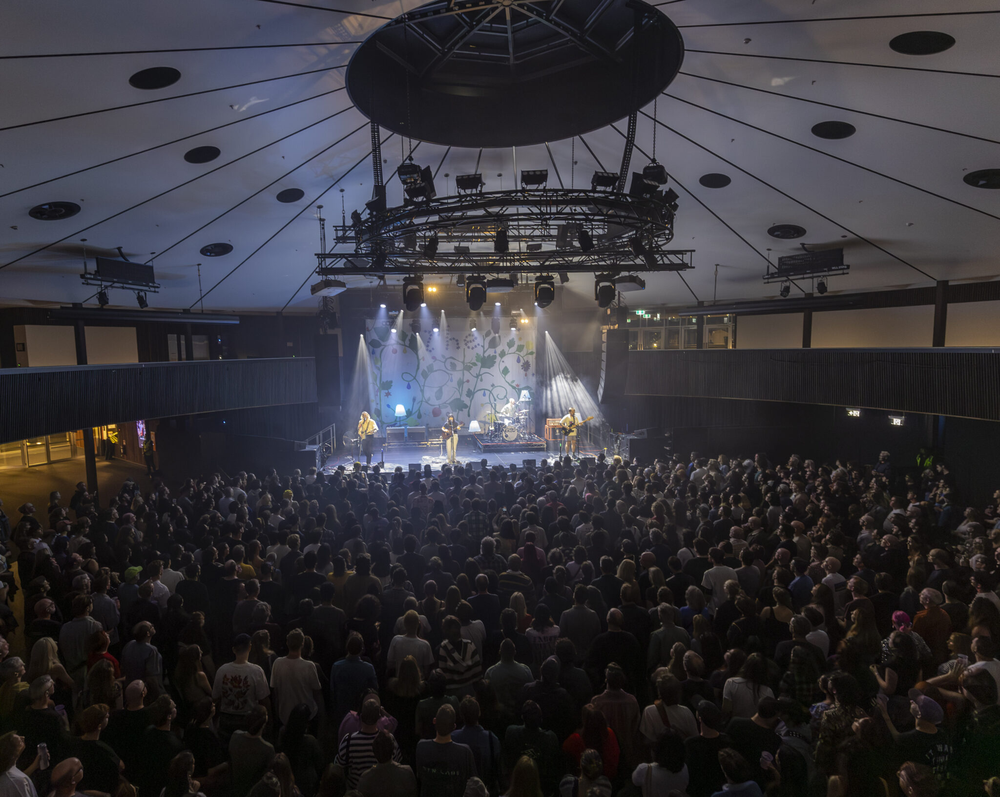 Galerie en direct : Les Beths, soutenus par Womb, conquièrent Roundhouse avec esprit, lignes d'accroche et précision émotionnelle 24 avril 2026