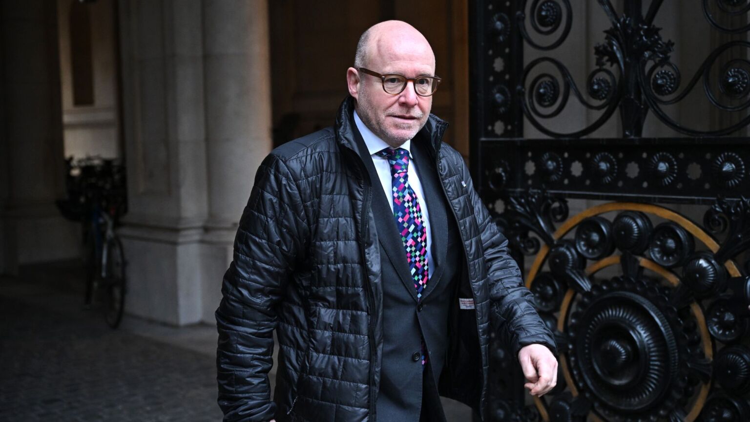 Lord Hermer doit partir – enrichi