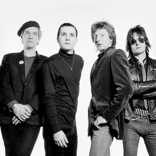 ^ “The Damned annonce une tournée d'adieu pour son 50e anniversaire”