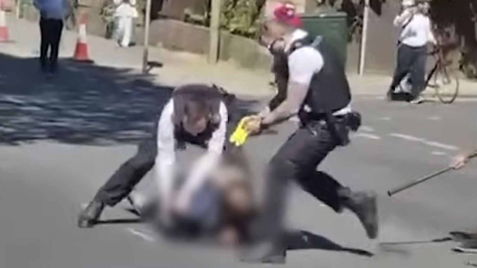 Pourquoi il est acceptable de donner un coup de pied à la tête d'un suspect terroriste armé d'un couteau