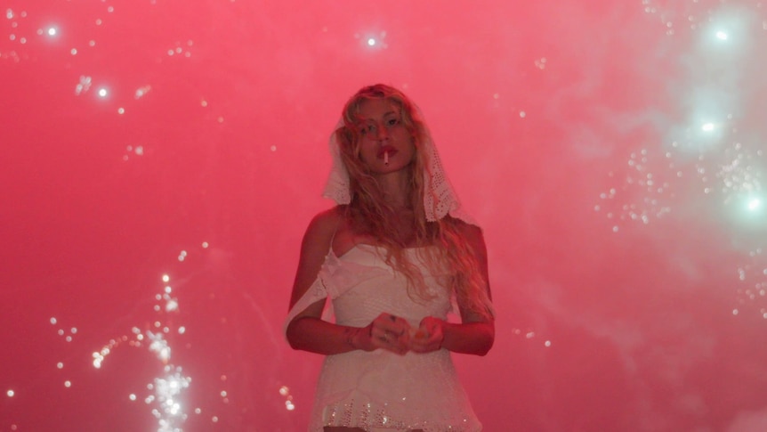 “Slayyyter amène 'Worst Girl In America' sur les scènes australiennes”