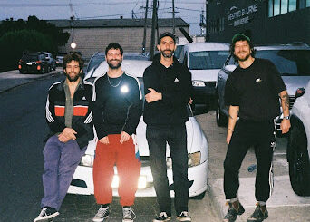 ^ “Les Pretty Littles annoncent un nouvel album “Mulga Wire”, des dates de tournée et un single pétillant “Terracotta”.