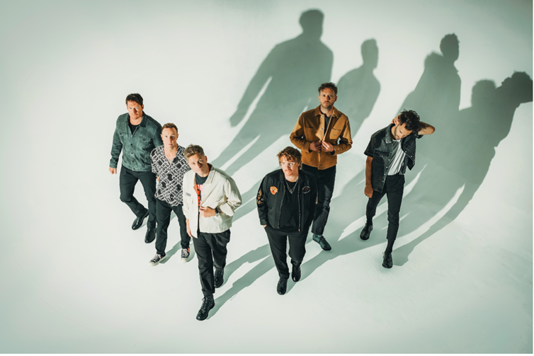 Titre : OneRepublic revient après une tournée mondiale avec le nouveau single « Need Your Love ».