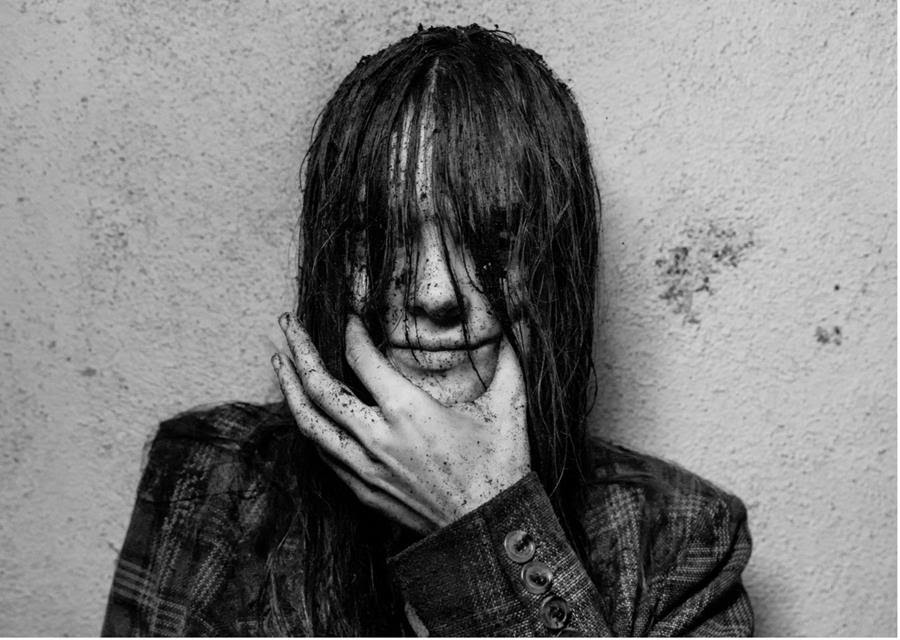 “Critique de l'album : Sofia Isella frappe fort pour son nouvel EP intrépide Something is a Shell”.